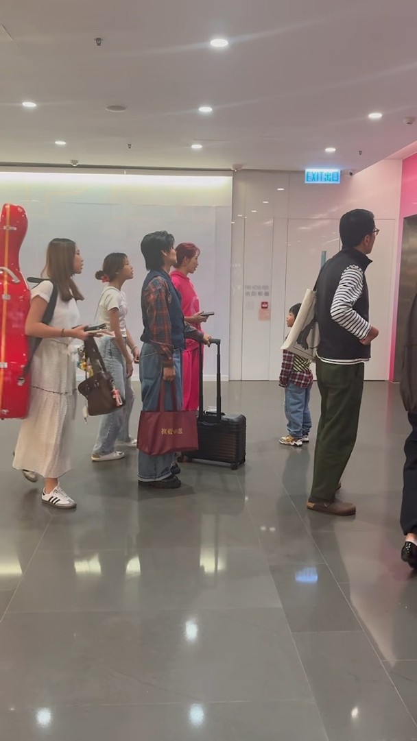 蔡少芬一家近日在商場被網民捕獲。 蔡少芬一家近日在商場被網民捕獲。
