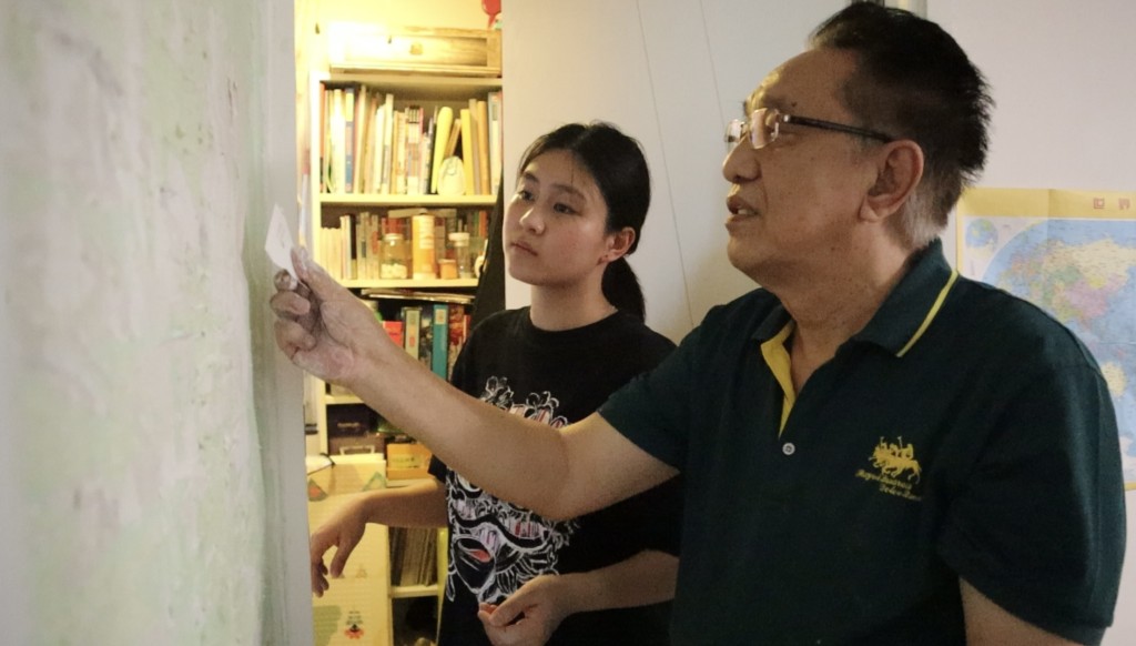 康叔在維修班教授青少年學員如何在牆身上髹上油漆。(受訪者提供)