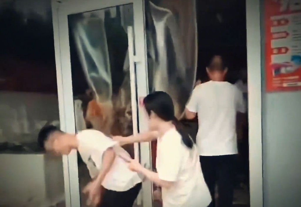 店員試圖阻止哄搶的民眾。抖音