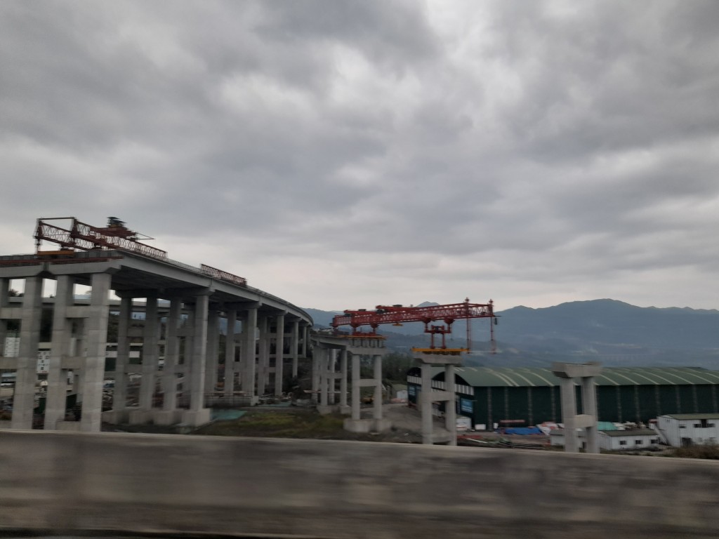 興建中的大橋與高速公路。