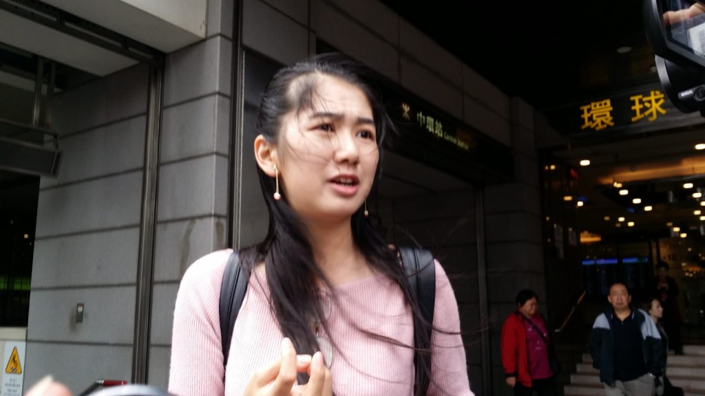 大学生张小姐相信港铁会在信号系统测试安全才推出给市民使用，不担心安全问题。