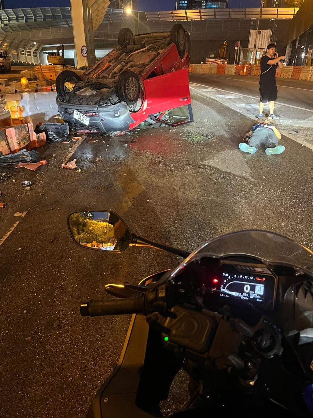 司機自行爬出車外卧地待救。網上圖片