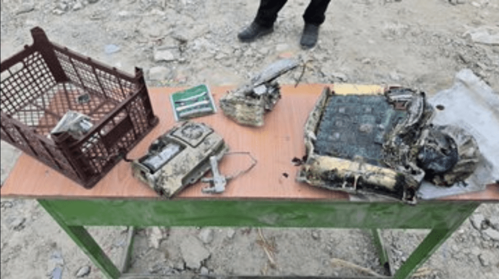 伊朗方面發布的照片顯示，在南部城市米納布（Minab）遇襲小學的廢墟中，發現了多塊美國製造的導彈殘骸。