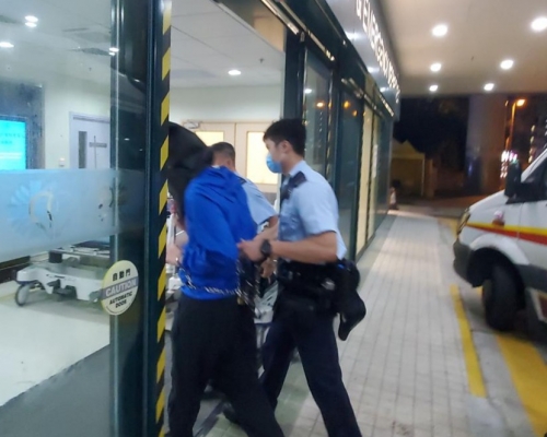 被捕男子晚上押解到醫院。