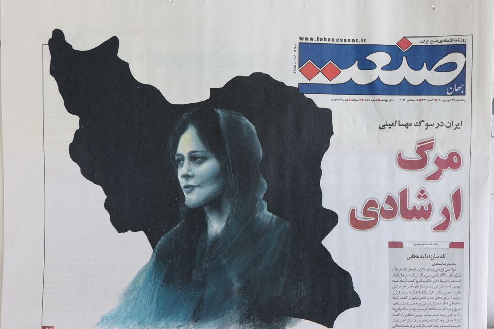 伊朗女子阿米尼怀疑未戴好头巾被道德警察拘捕后离奇死亡，事件引发大型示威。路透
