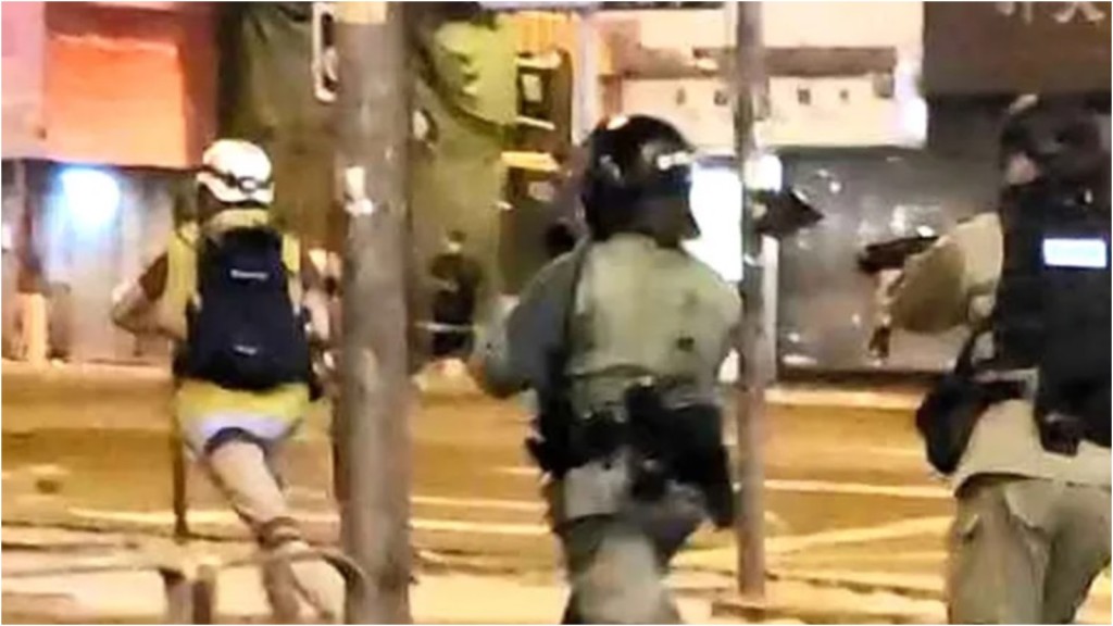 2019年,一名商台記者在旺角被防暴警從後發射海綿彈。資料圖片