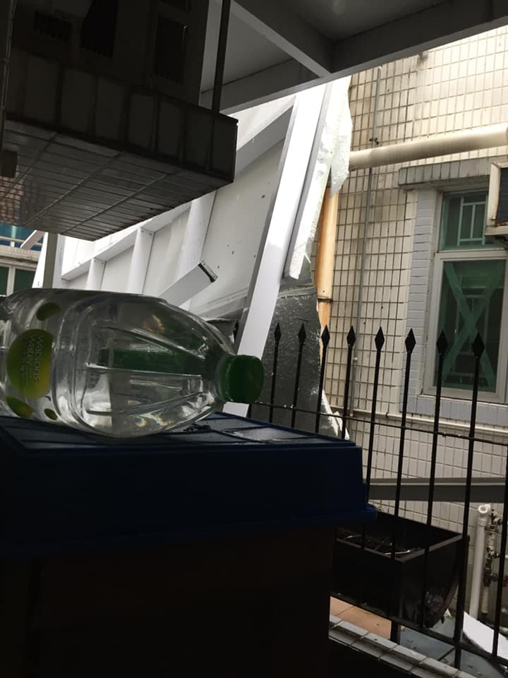 「山竹」襲港,在香港風暴史上寫下重要一頁 ,不少網民對當年的災情記憶猶新,有同樣住 屋村的網民上載屋頂橫飛的相片話舊。Threads截圖 「山竹」襲港,在香港風暴史上寫下重要一頁 ,不少網民對當年的災情記憶猶新,有同樣住 屋村的網民上載屋頂橫飛的相片話舊。Threads截圖