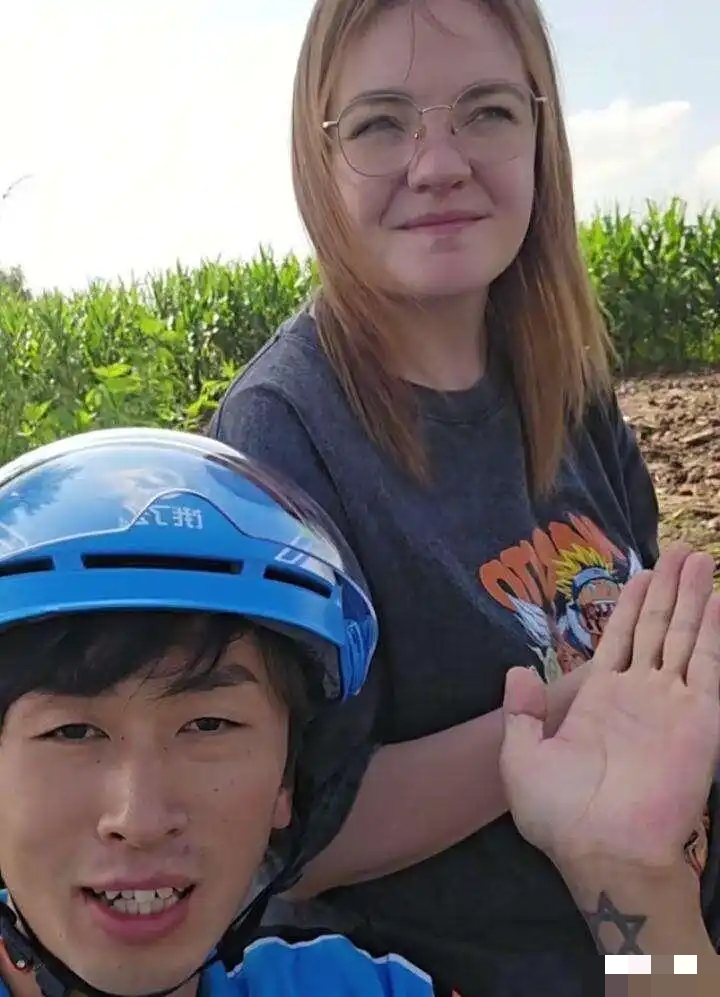 电梯一句英文定情，东北外卖员跟美籍幼师两人结婚照一度成为佳话。抖音