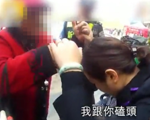 物主出面懇求她物歸原主,甚至向她下跪,老婦還是不肯歸還項鍊。網圖