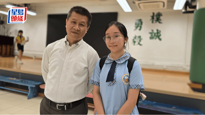 校長施志勁與畢業生熊俊伊。