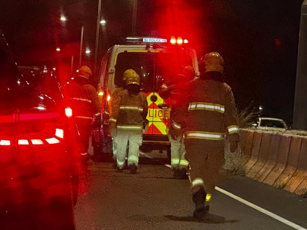 警方消防到場救援。FB：車cam L（香港群組）