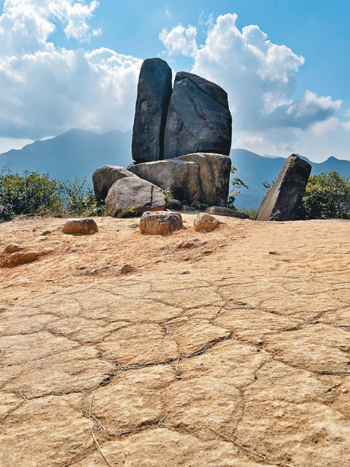 老虎頭一帶有不少奇石，巨大的試劍石正是其中之一。