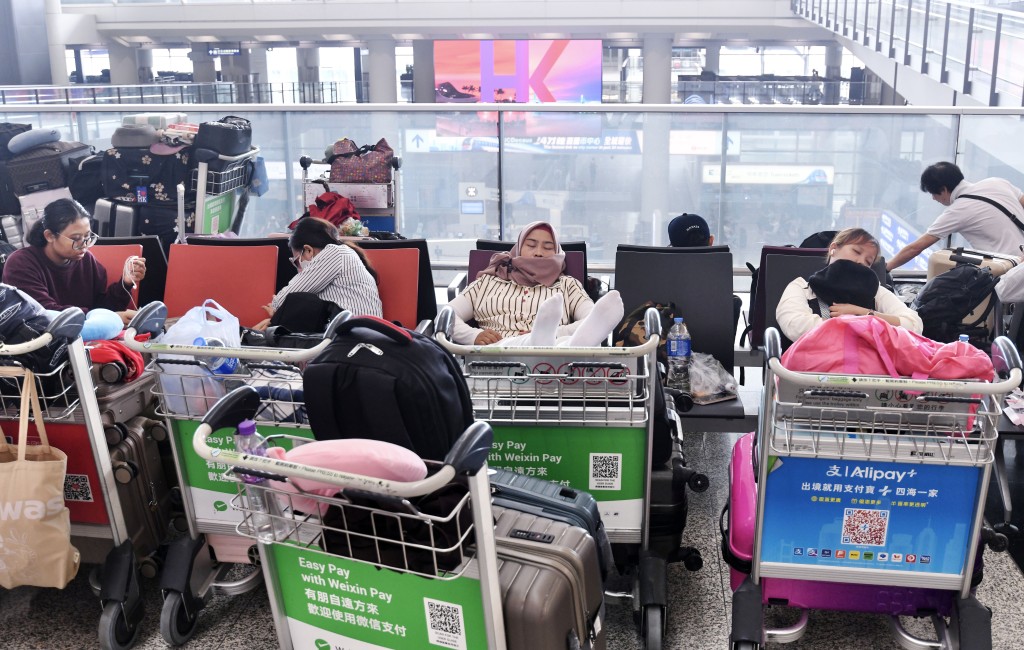 旅客亦可以瀏覽香港國際機場網站，或流動應用程式「My HKG」查閱有關最新航班資訊。