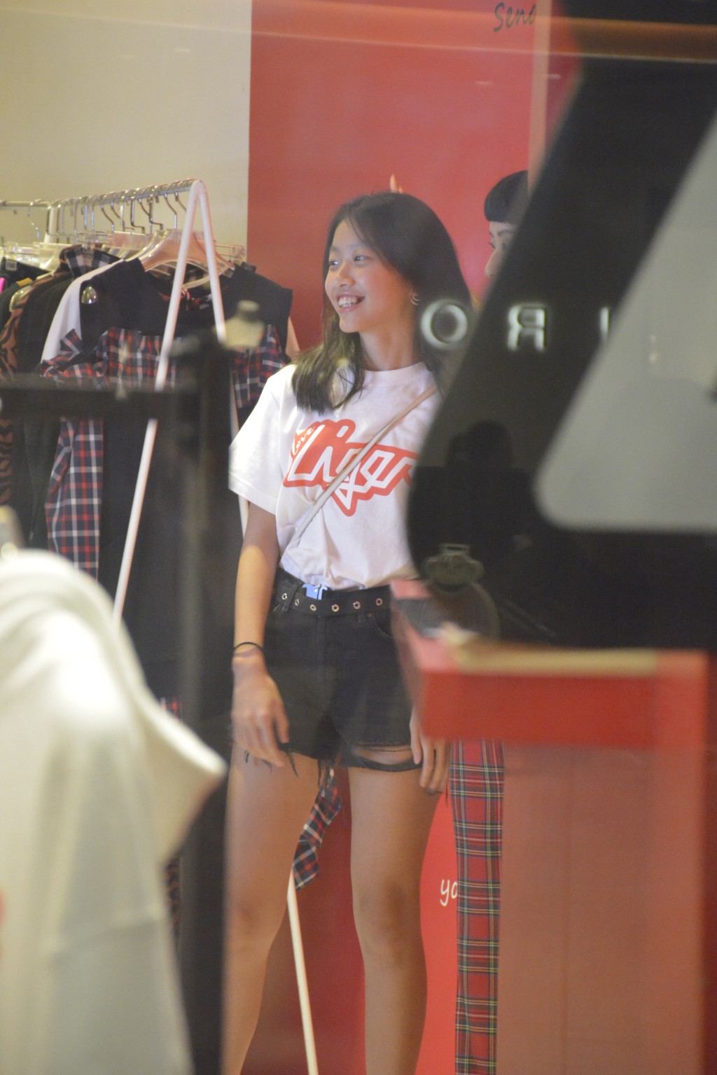 Wow，少女味出晒嚟，條腿幾長。