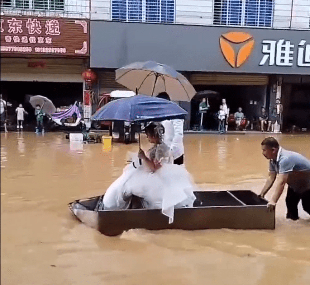 桂林新娘婚期撞正大洪水，坐船出嫁，由父親推船。