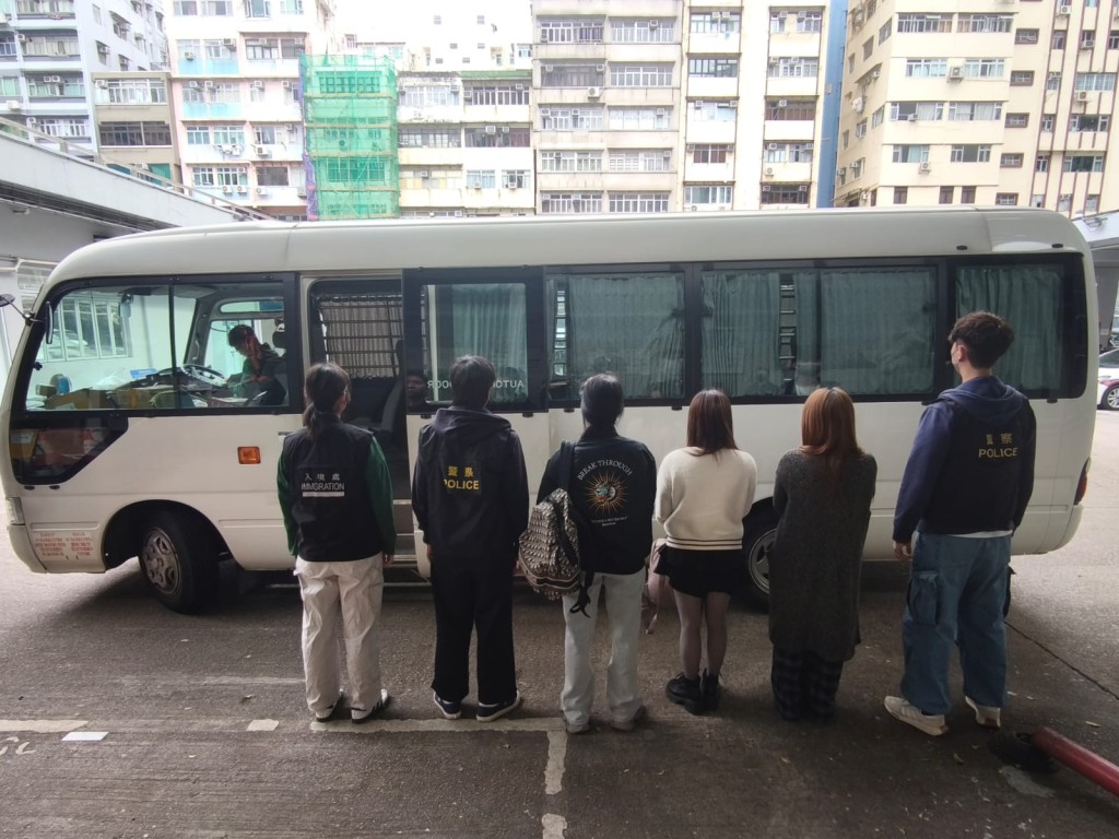 旺角跨部門打擊黑工 拘捕11女子涉違逗留條件。警方圖片 旺角跨部門打擊黑工 拘捕11女子涉違逗留條件。警方圖片