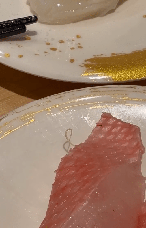 有網民在連鎖壽司店「合點壽司」銅鑼灣分店,發現金目鯛壽司上有仍在蠕動的寄生蟲。Threads圖片 有網民在連鎖壽司店「合點壽司」銅鑼灣分店,發現金目鯛壽司上有仍在蠕動的寄生蟲。Threads圖片