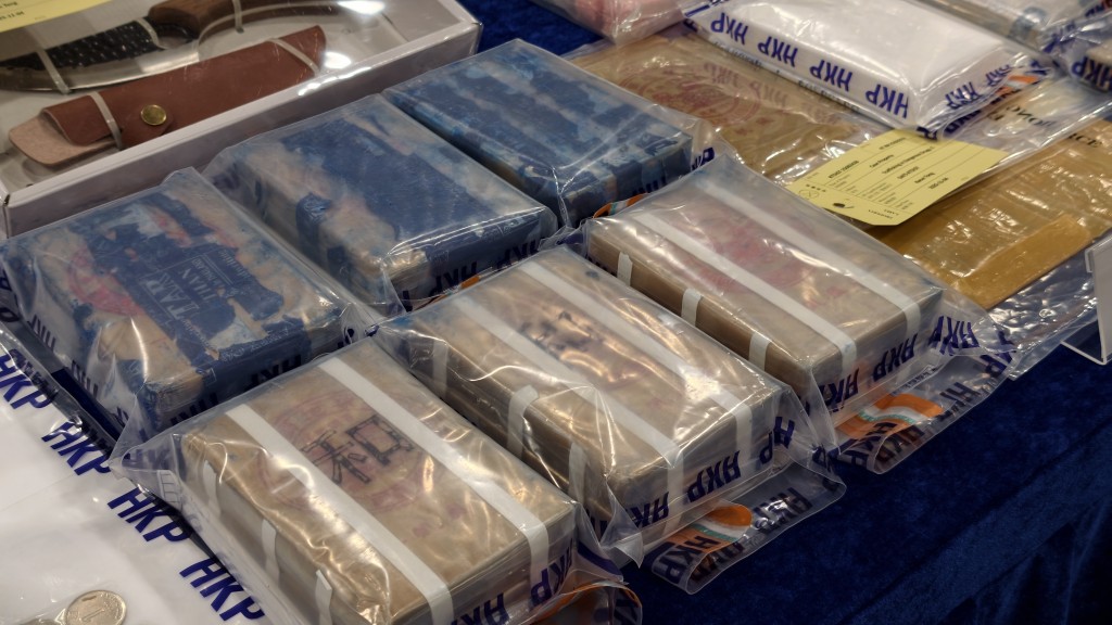 警方在單位內檢獲海洛英及大量武器。黃文威攝 警方在單位內檢獲海洛英及大量武器。黃文威攝