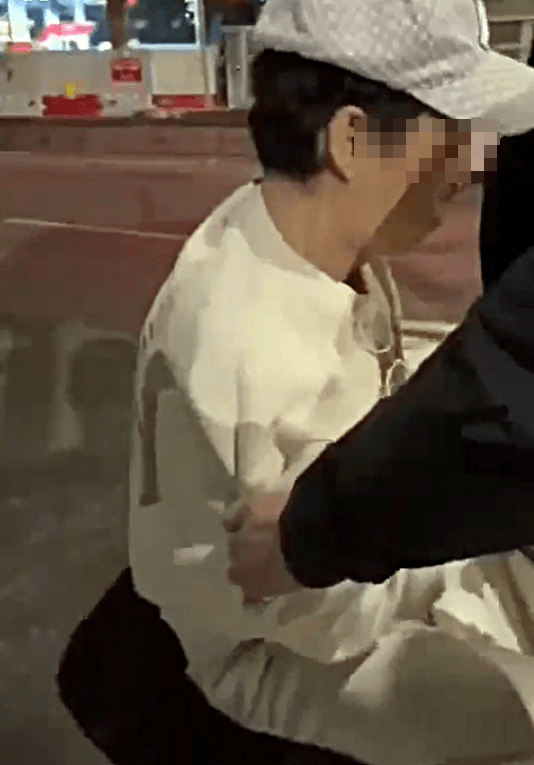 張在上水馬會道被人追債。網上截圖