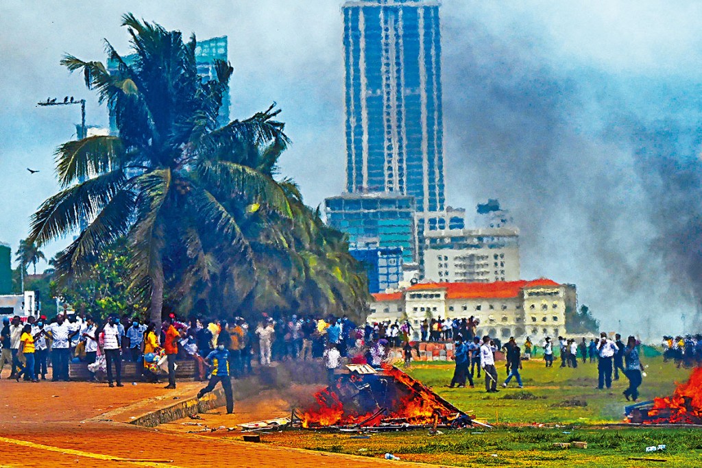 斯国政府支持者与反政府示威者，周一在首都科伦坡爆发冲突。
