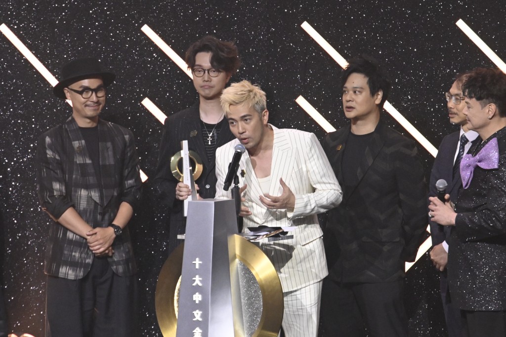 「最佳中文唱片獎」樂隊組合獎由Dear Jane的《X》獲得，團員在台上呼籲樂迷。