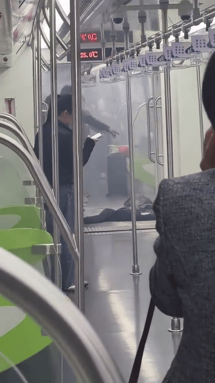 男子用腳猛踩衣服,試圖撲火。 男子用腳猛踩衣服,試圖撲火。