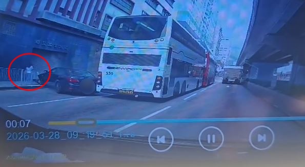 一名女途人剛行至，幸鐵欄阻擋，否則後果堪虞。fb 車cam L（香港群組）  