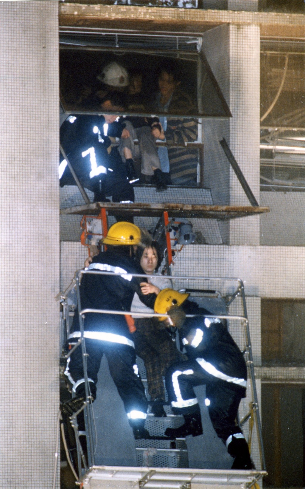 消防架起雲梯救人。資料圖片