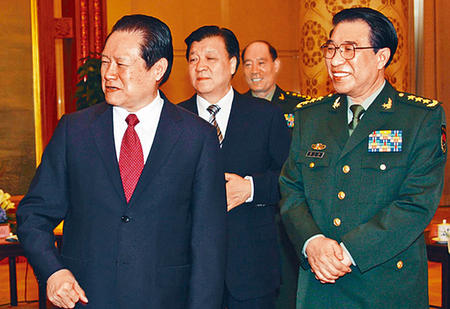 徐才厚(右一)已經落案起訴,外界關注周永康(左)案何時才能有結論。