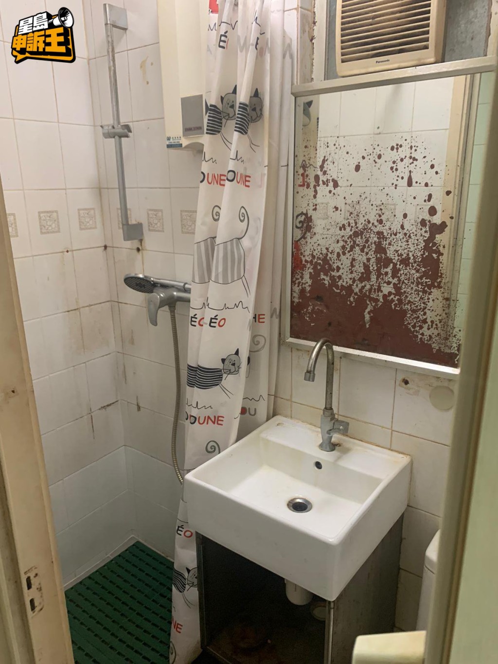 廁所仍保留那塊已生鏽的「血鏡」。