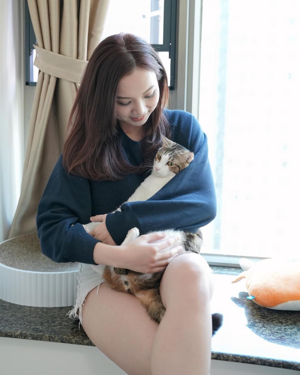 鞠頴怡家中有养猫。