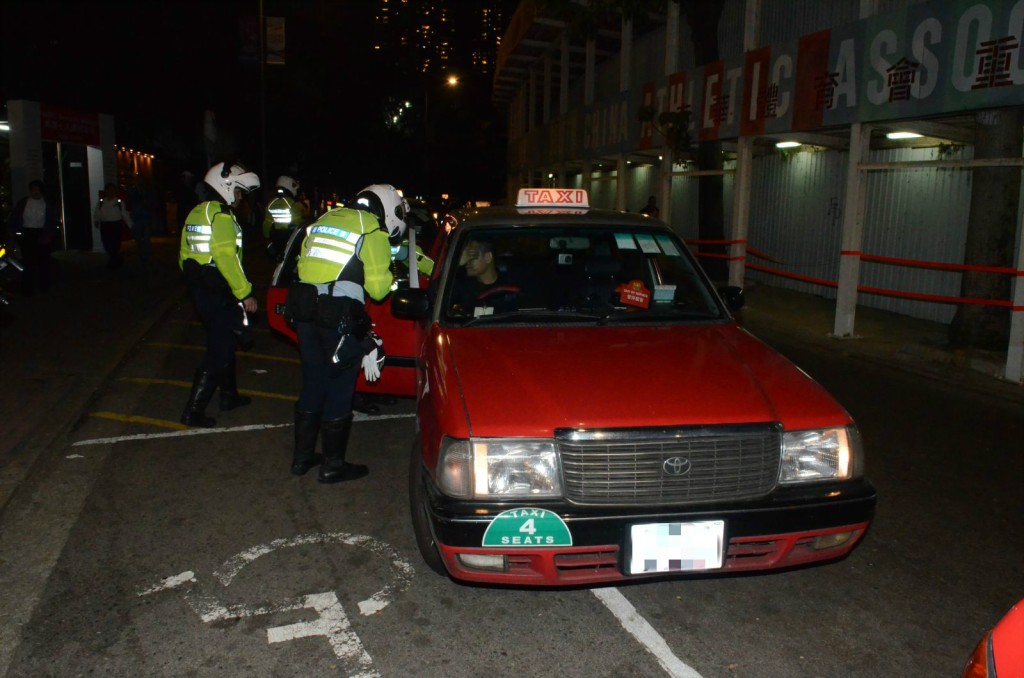 警員在大球場外截查的士