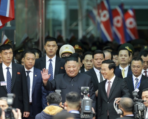 金正恩今早步出越南同登火車站。AP