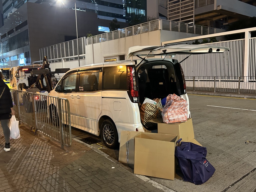 海關檢獲約3.8萬支懷疑私煙,估計市值約17萬港元。 海關檢獲約3.8萬支懷疑私煙,估計市值約17萬港元。