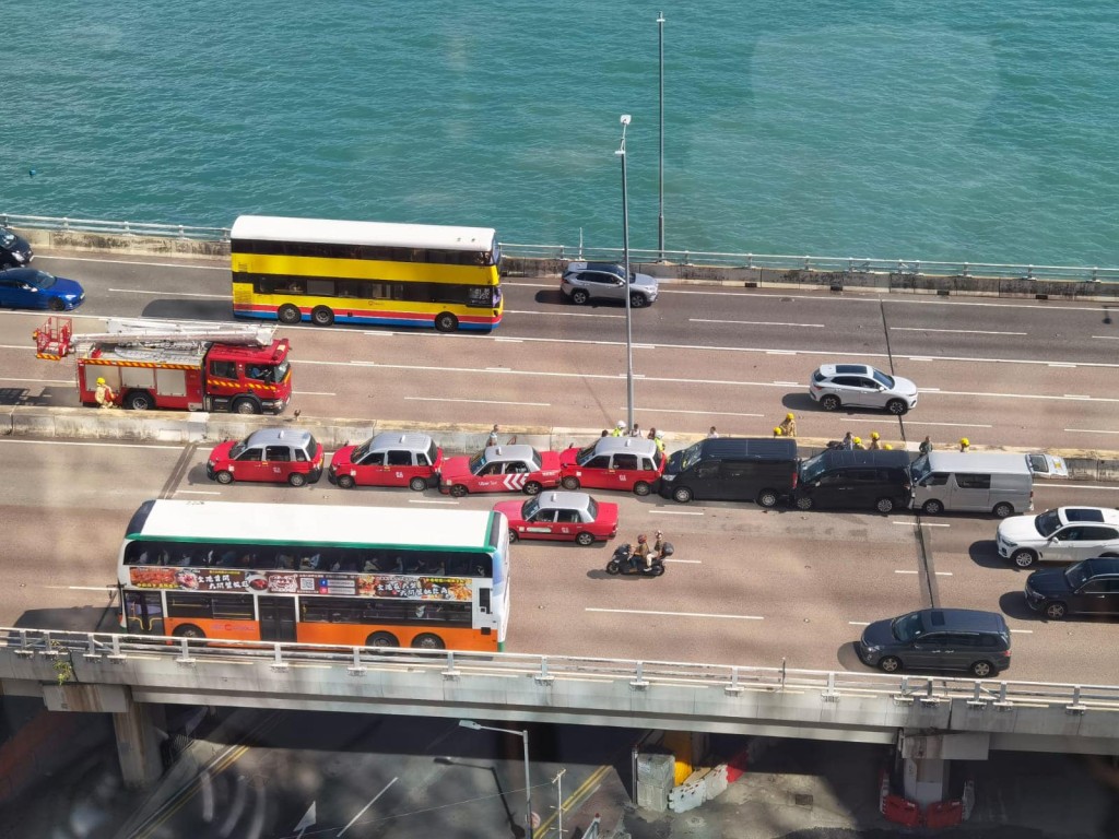 东区走廊有七车相撞。(香港突发事故报料区FB)