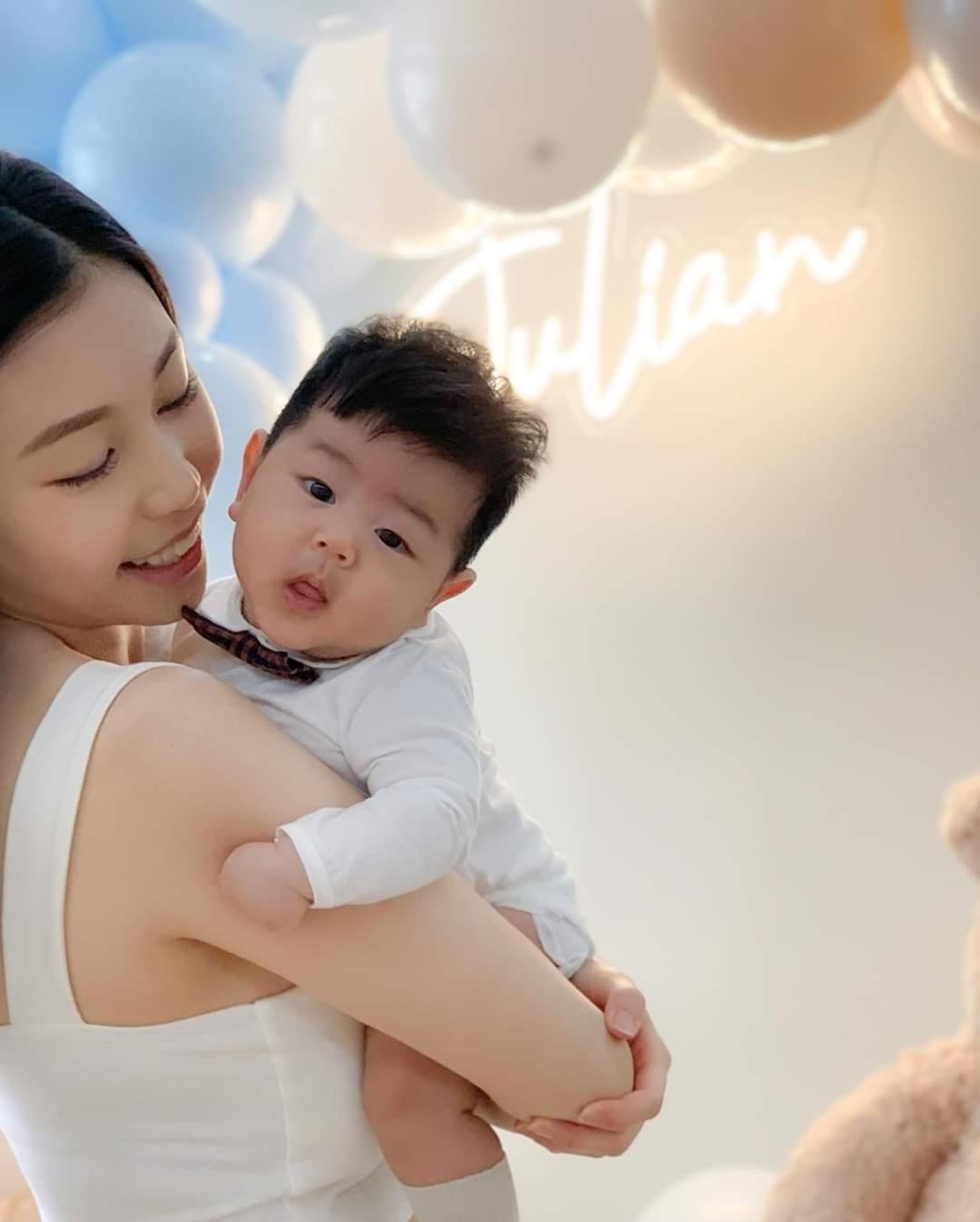 新抱Zoe做咗全職媽咪。