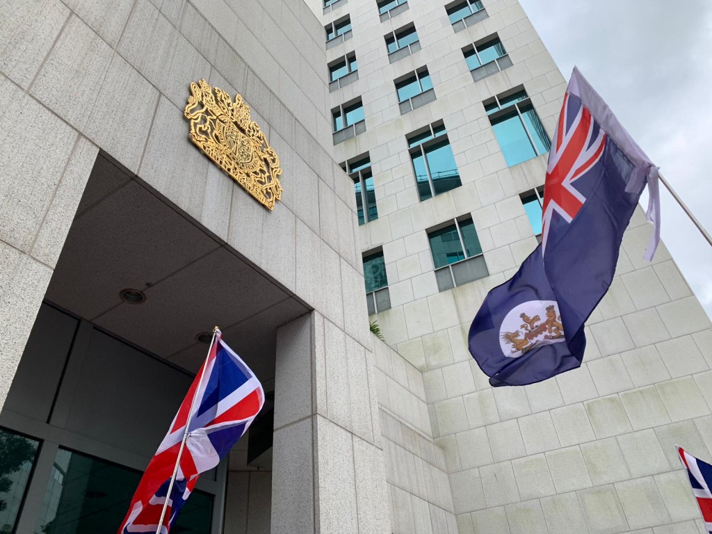 有人揮舞港英旗和英國旗。