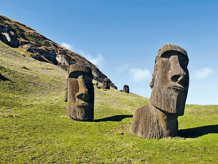 許多摩艾石像都在運送時被遺棄在山頭。（美聯社資料圖片）