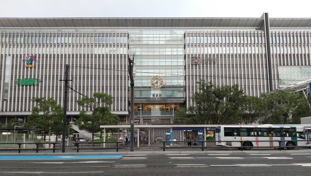 在广岛站与博多站之间的区间列车暂时停驶。图为JR 博多站。维基网站