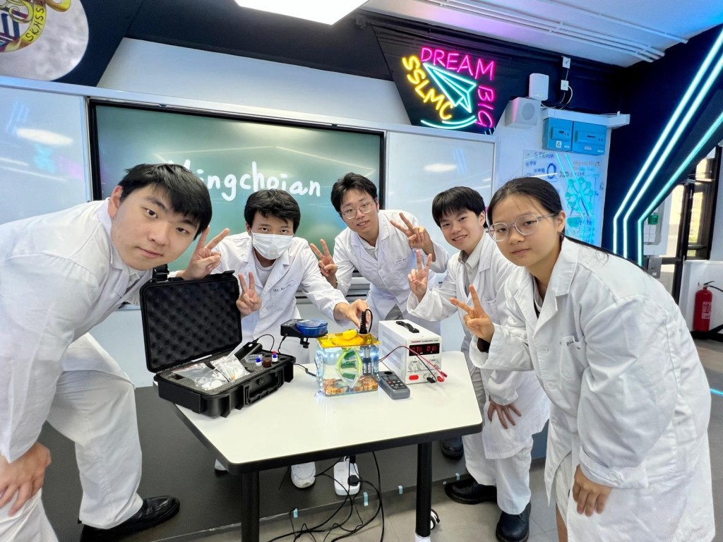 學生早前參加「香港中學生空間站科普載荷和科學實驗方案設計比賽」取得金獎殊榮,大感鼓舞。(圖片來源:受訪者提供) 學生早前參加「香港中學生空間站科普載荷和科學實驗方案設計比賽」取得金獎殊榮,大感鼓舞。(圖片來源:受訪者提供)
