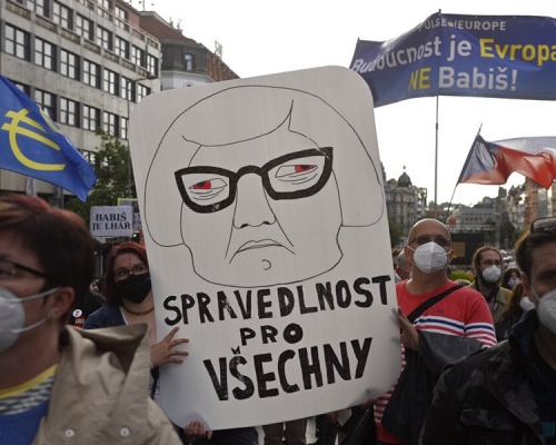 布拉格逾千民眾示威，要求司法部長貝內紹娃下台。AP圖