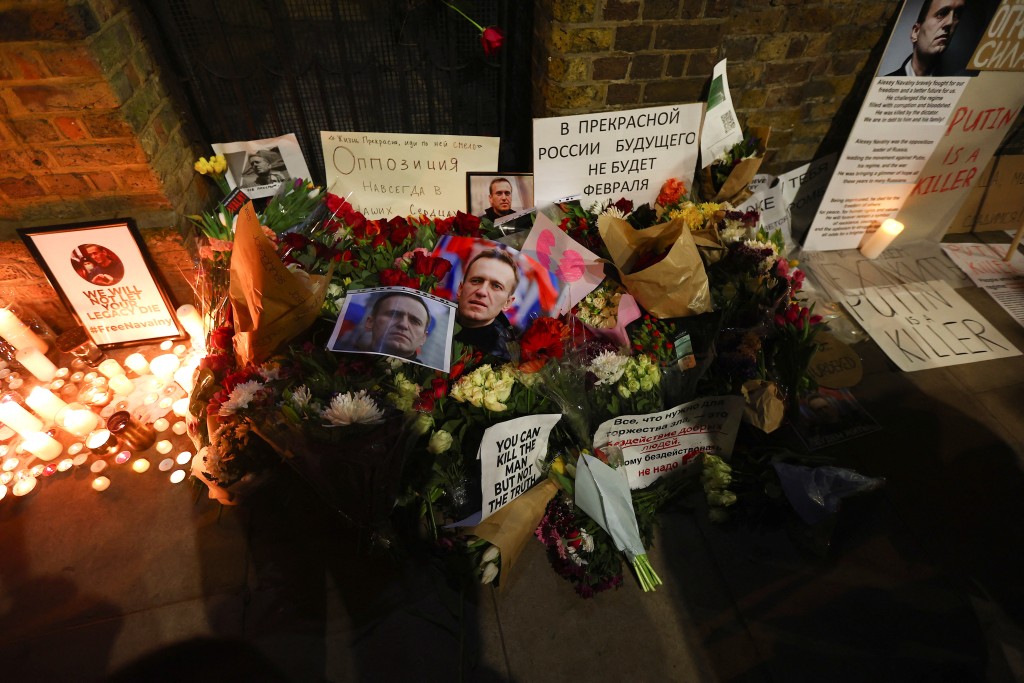 俄罗斯驻伦敦大使馆外，民众聚集抗议纳瓦尔尼之死。 路透社