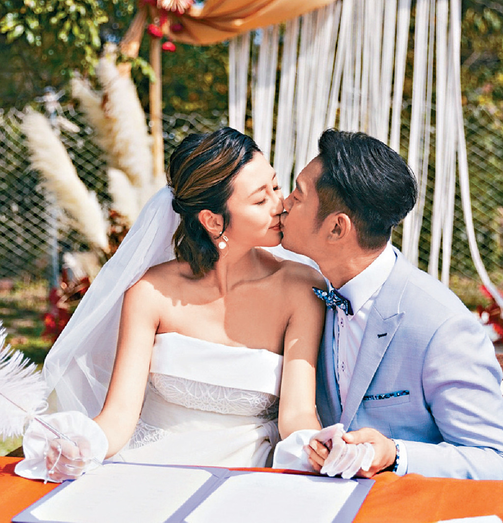 ■吳浩康和郭思琳簽紙時又拖又錫勁甜蜜。
