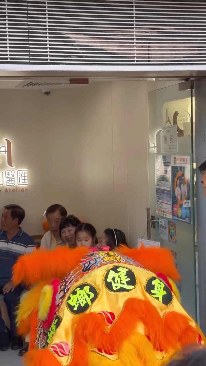 診所內還有一對年長夫婦，有網民推測是許廷鏗的父母。（網上圖片）