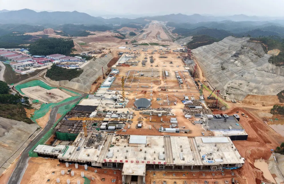 粤港澳大湾区新枢纽广州新机场动工，预计2030年落成。