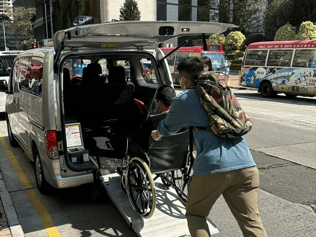 警方用轮椅将被捕伤残内地汉载返警署调查。警方提供图片
