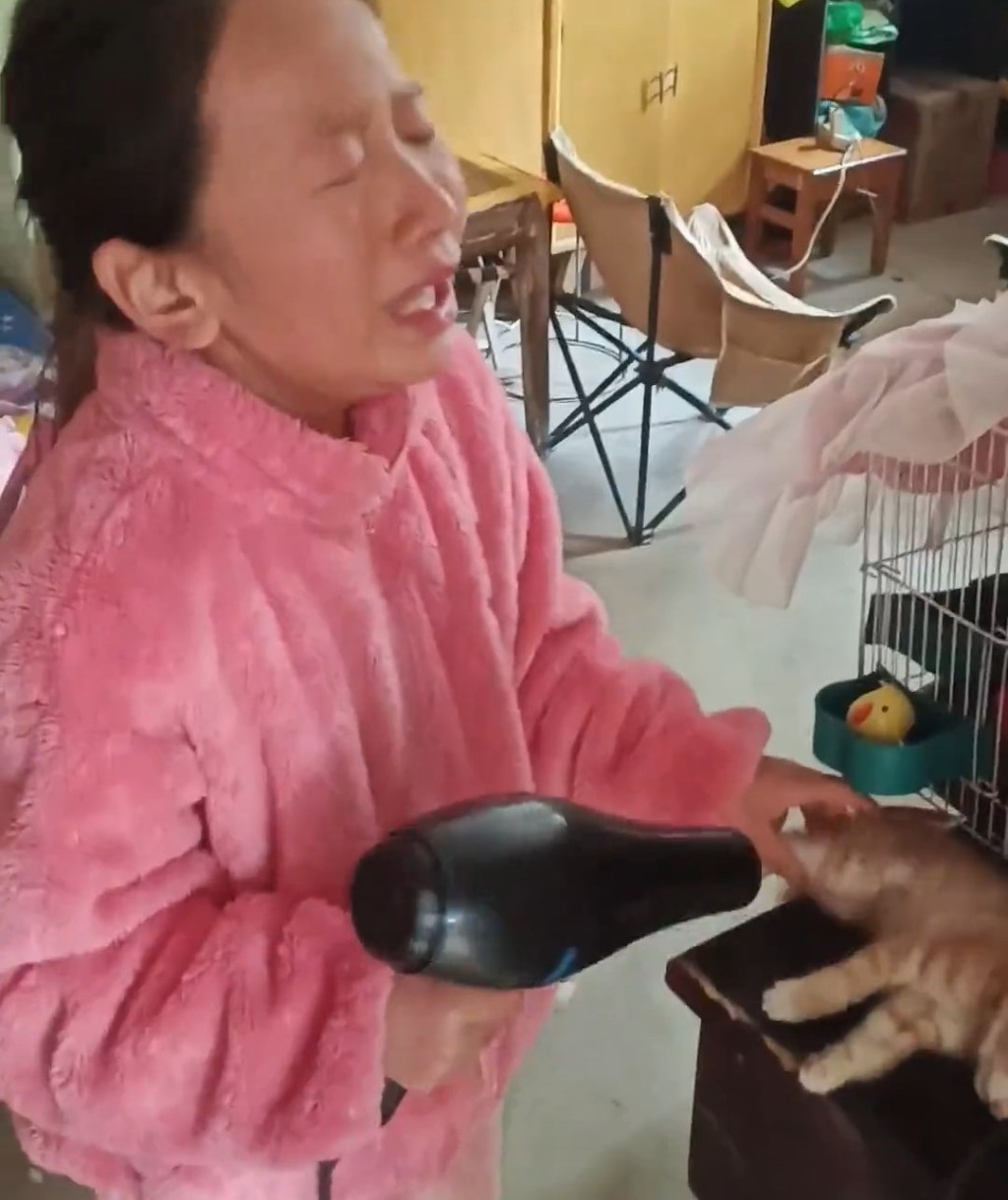 女孩急得哭起來。