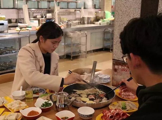 浙江工商大學的飯堂推出「微信步數當錢使」的新福利。網圖