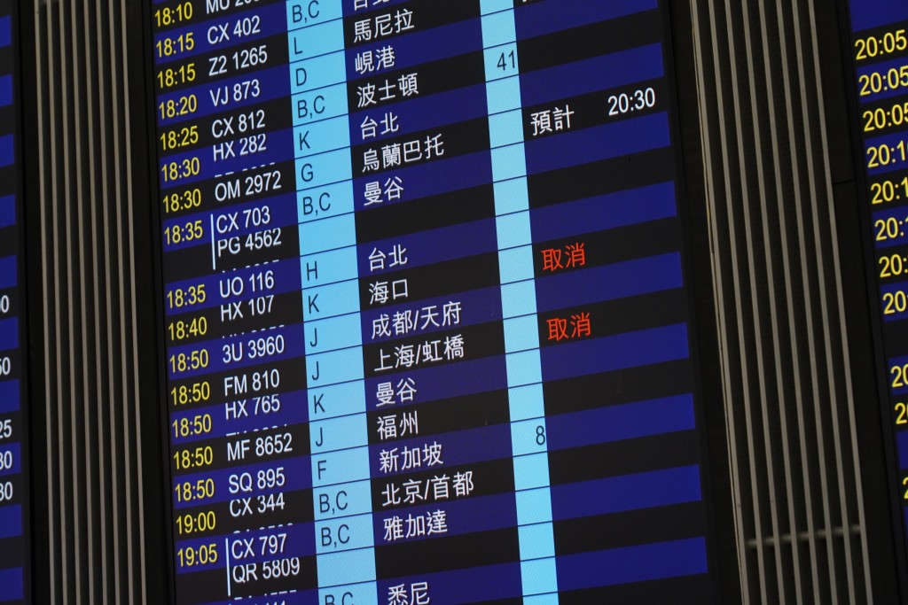 记者现场所见，直至下午4时30分，仅有6班分别飞往南通、上海浦东、上海虹桥和海口的航班取消。叶伟豪摄