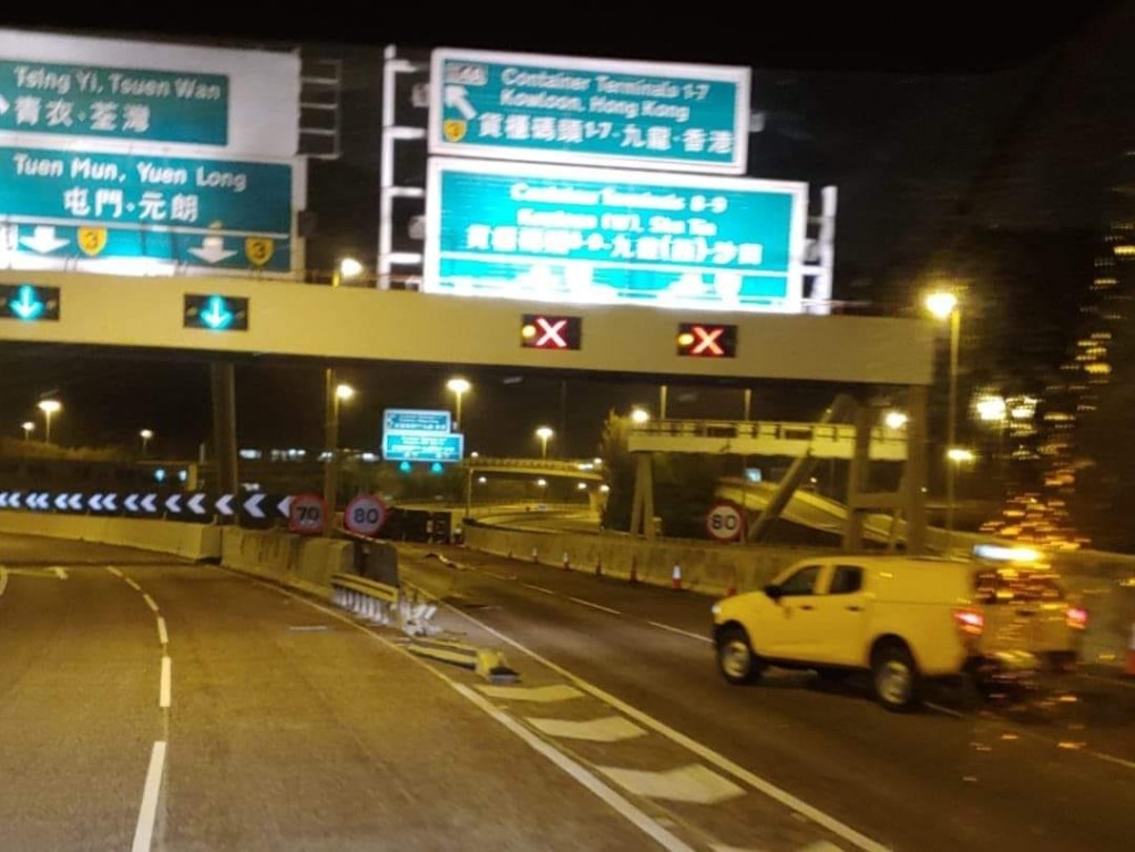 貨車撞路中分隔鐵欄衝前向右翻側。fb 馬路的事 (即時交通資訊台)Edwin Ying Fai